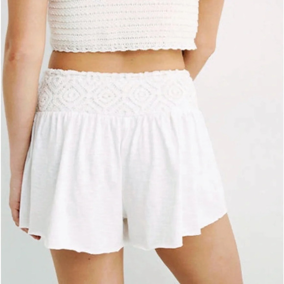 AERIE Flirty Crochet WHITE FLOWY Shorts NWT  Ladies SIZE MEDIUM - Picture 4 of 5